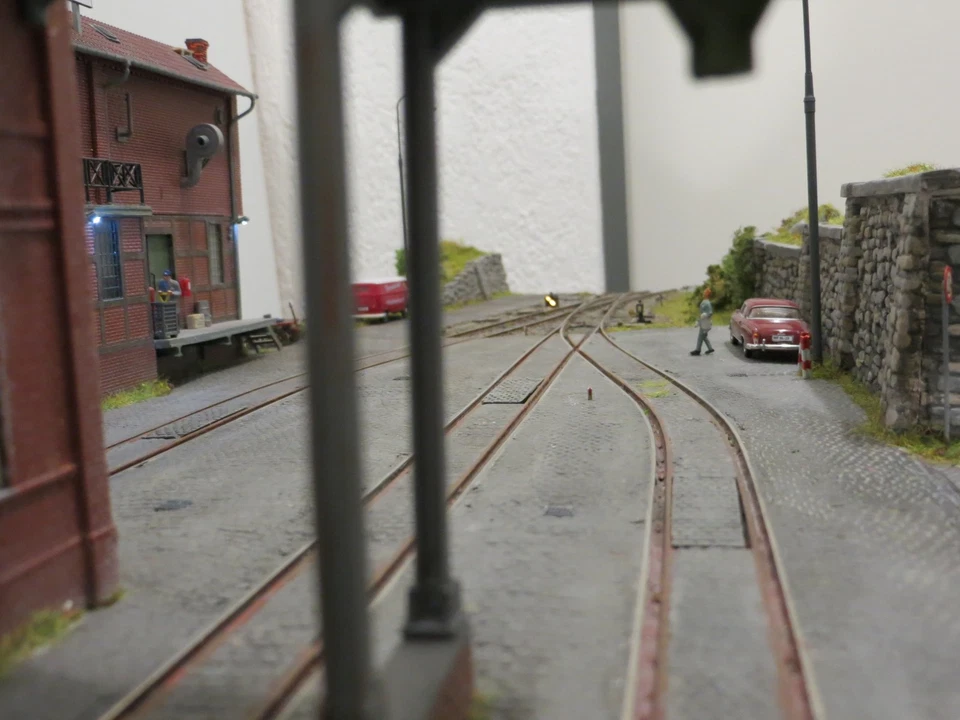 Diorama in 1:87 als Ausschnitt einer Fabrik mit Schienenverkehrt - Bild 2 von 4