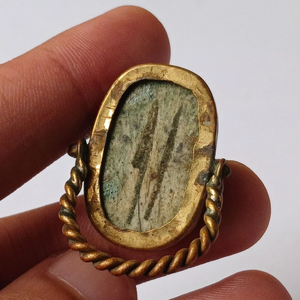 Antiguo anillo de escarabajo egipcio - Hecho a mano de latón con una piedra turquesa Foto 3 de 4