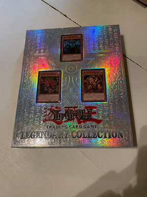 800 card binder 4 Pocket, Trading Card Holder Fits 800 Cards With 100 Removable Sleeves, Portable Collection Card Ablum, Game Card Case book With Zipper for Sports & Game Cards (800 Two clear inside pockets allow for additional storage of loose documents and a view of pockets content Window Pro-Binder by Ultra Pro