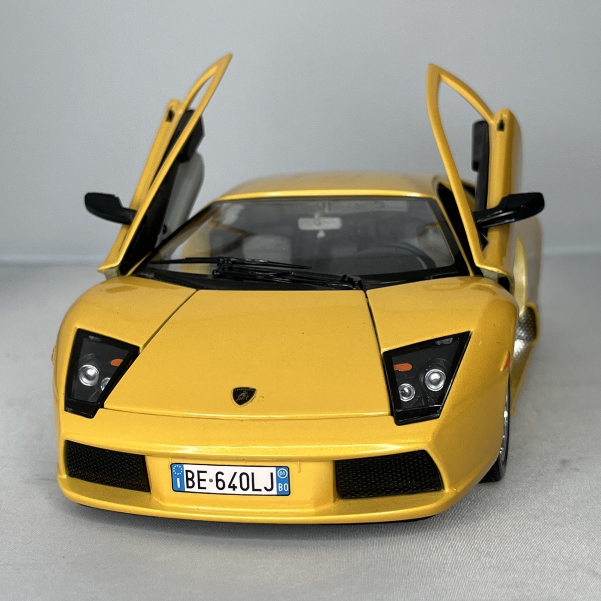 Burago Lamborghini Murciélago Car - Yellow - Scale 1/18 - Made In