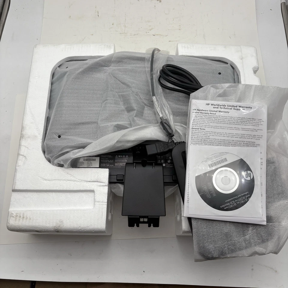 HP 19 Inch Monitor LE1901W 19” LCD With Stand Manuals Etc New Unused Rare - Image 3 of 4
