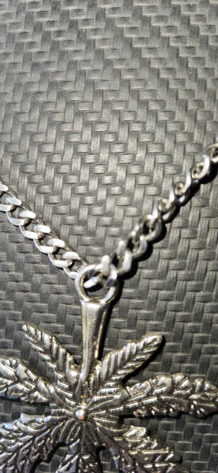 Collar Cadena Hoja Marihuana Olla Hierba Cáñamo THC 420 Hippie Stoner Color Plata Foto 2 de 4
