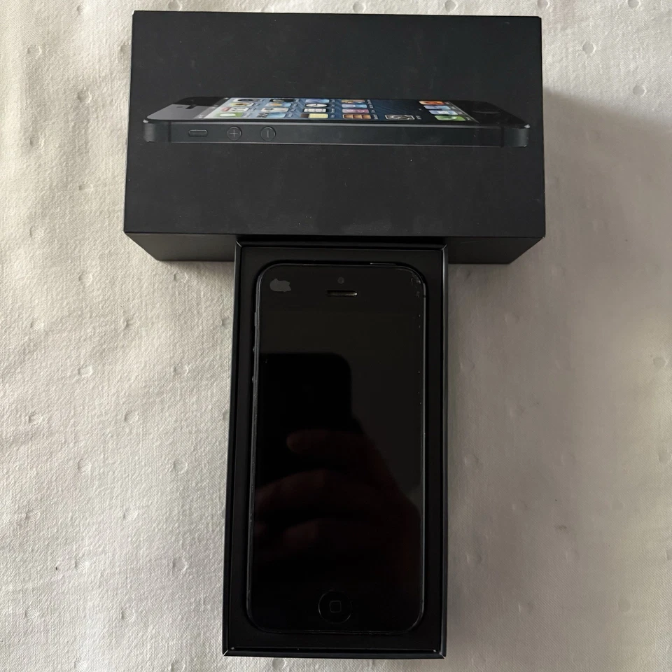 iPhone 5 Black 32 gb UNTESTED Original Box - Image 2 of 4