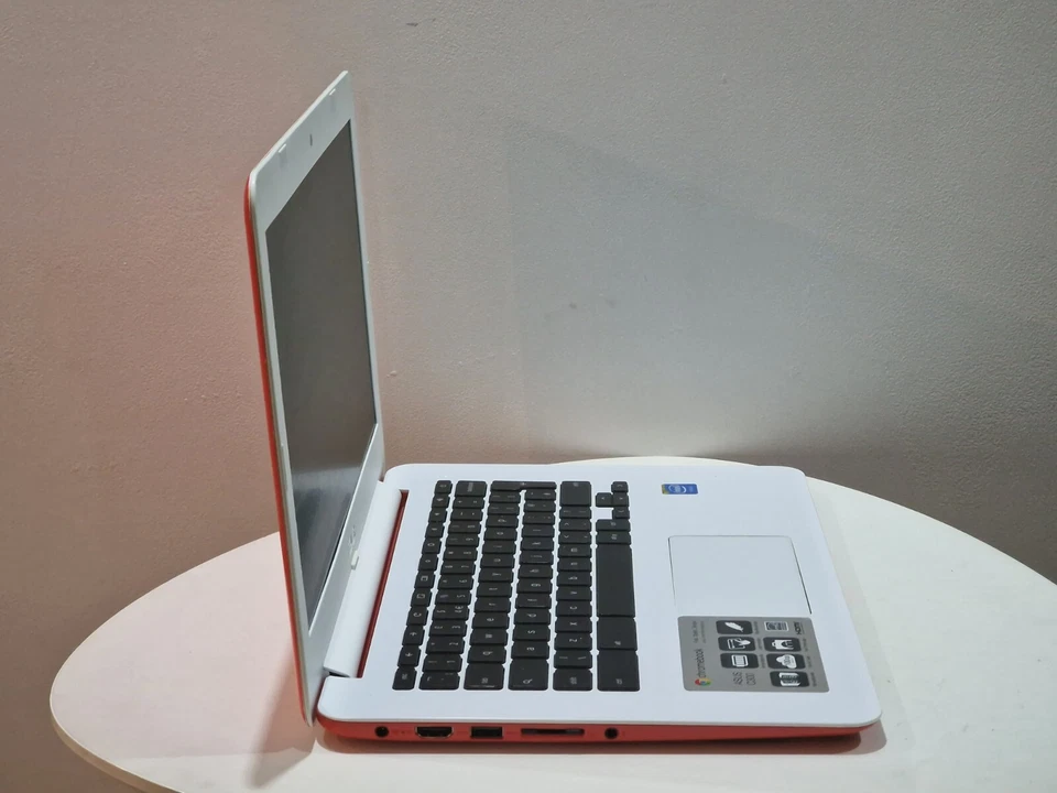 Asus C300M Chromebook 32GB 2GB RAM 13.3" Laptop Faulty - Image 2 of 4