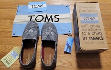 Brand New Toms Classic Slip-On Flats Shoes Silver Snowflakes Youths 5.5 M