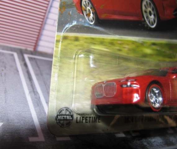 BMW Serie 7 #100/125 2025 Matchbox rojo 2024, con cambio de rueda de pilotos reales Foto 3 de 4