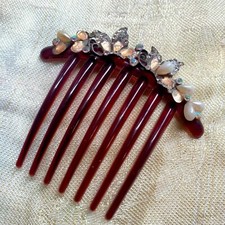 reddish-brown antique hair comb Decorated with sparkling beads.