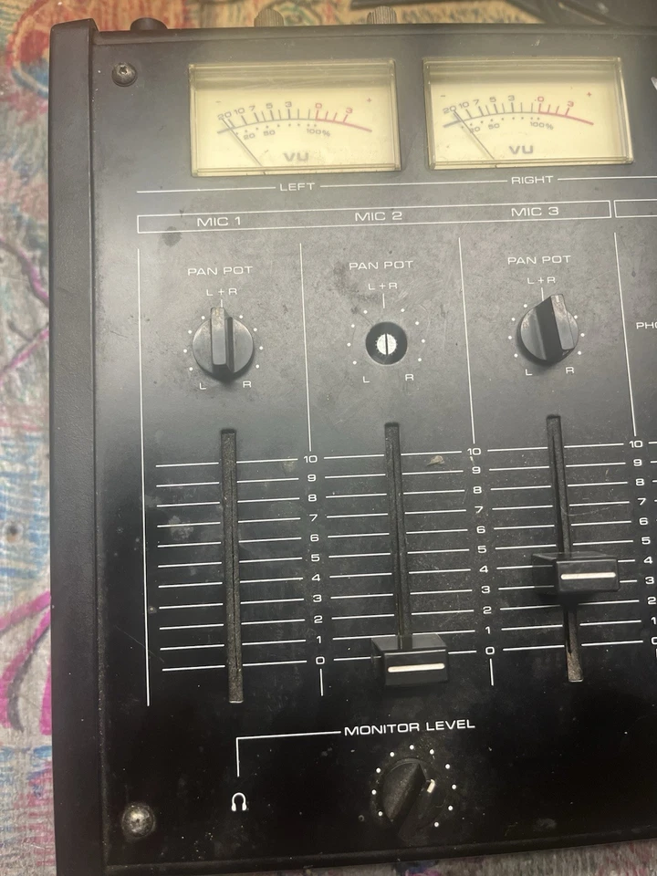 Realistic 32-1200B DJ Stereo Mixing Console 5-Ch 3-Mic 2-Stereo Aux/Phono - Image 2 of 4