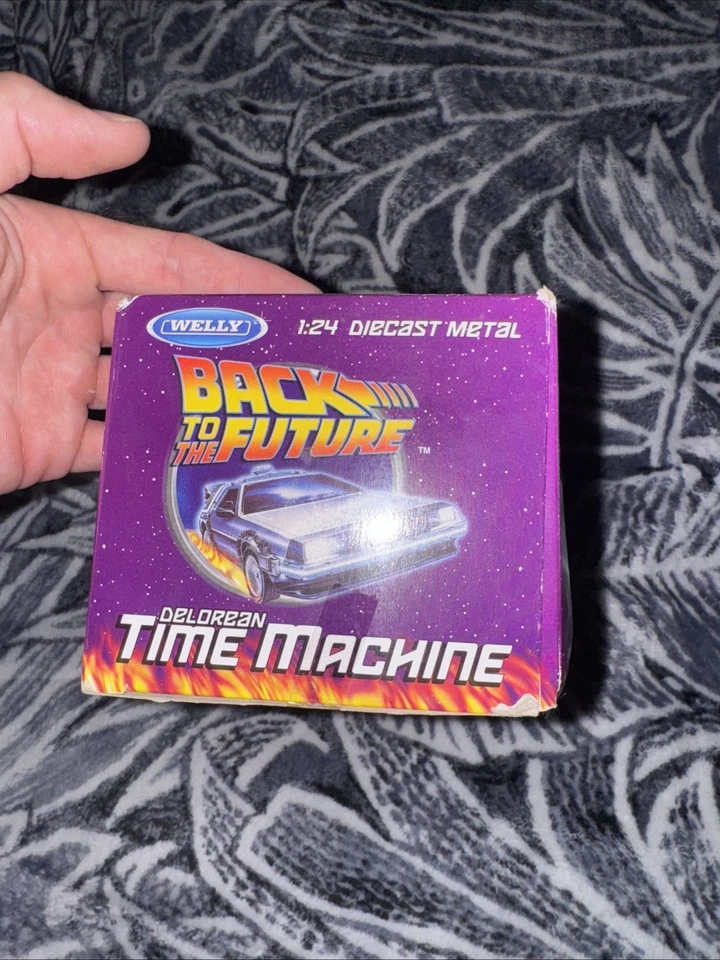 WELLY BACK TO THE FUTURE DELOREAN CAR DIECAST MODEL TOY 1:24 BOXED - Image 4 of 4