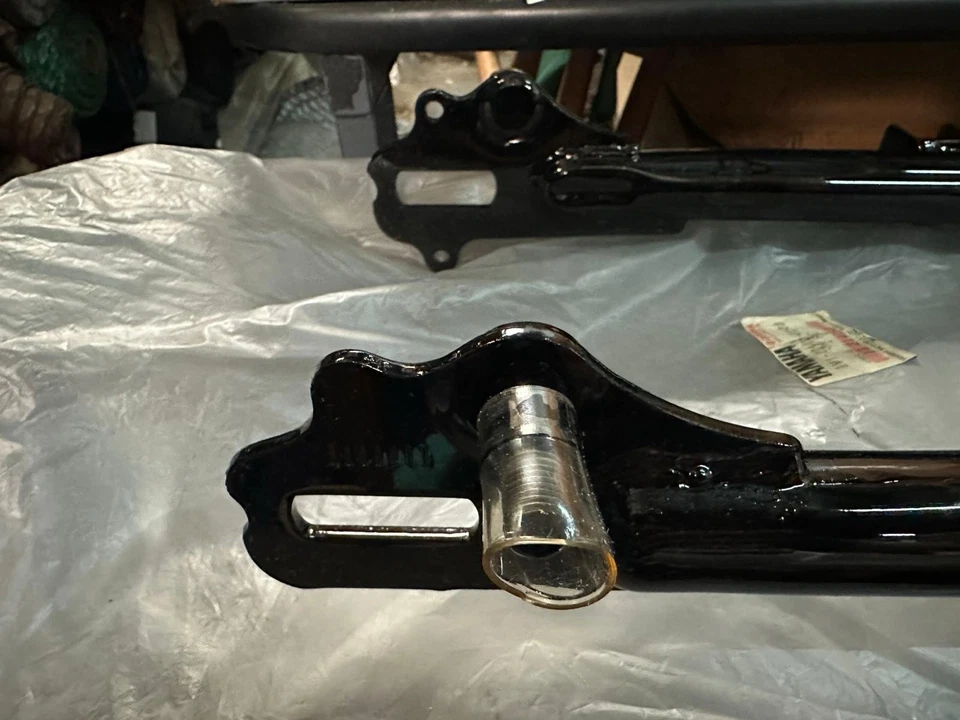 Brazo oscilante trasero Yamaha RX100 RS100 1V1-22110-02-33 1976 1977 1978 N.O.S Foto 4 de 4