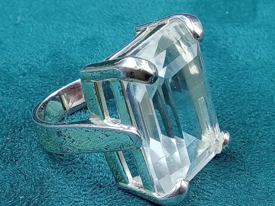 Anillo de plata esterlina talla 8 para hombre con conjunto de puntas de corte esmeralda transparente de cuarzo Foto 4 de 4