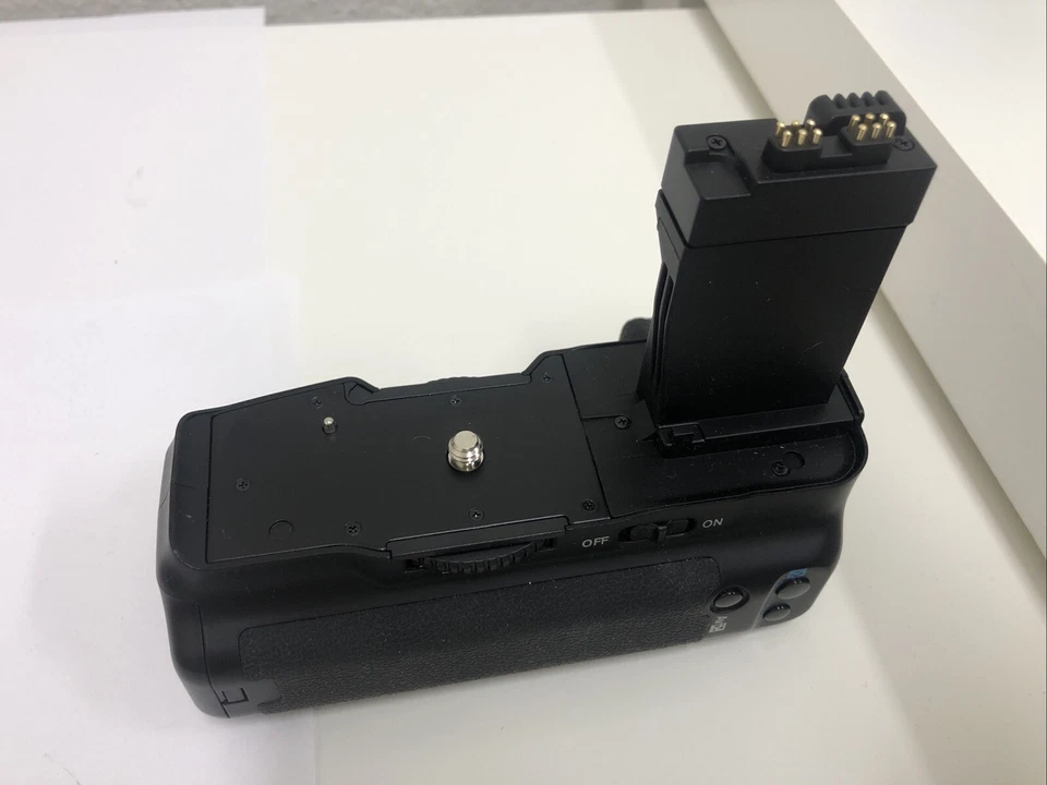 Empuñadura de batería multipotencia Meike MK-550D usada Foto 2 de 3