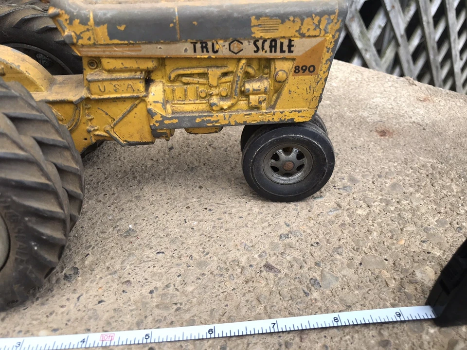 Vintage Tru-Scale Yellow 890 Tractor 1/16th Original Narrow Front Double Back - Image 2 of 4