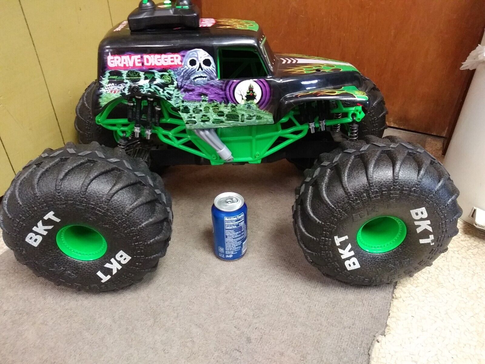  Monster Jam, Official Mega Grave Digger All-Terrain Remote Control  Monster Truck, Over 2 Ft. Tall, 1:6 Scale, Kids Toys for Boys and Girls  Ages 4-6+ : Sports & Outdoors