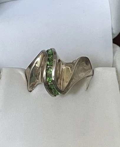 Vintage Sz 10 Sterling 925 Silver Ring; 7 Green Gem Stones “Wave Design”