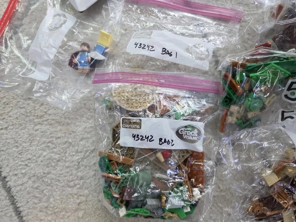 LEGO Disney Snow White and the Seven Dwarfs’ Cottage (43242) - Image 4 of 4