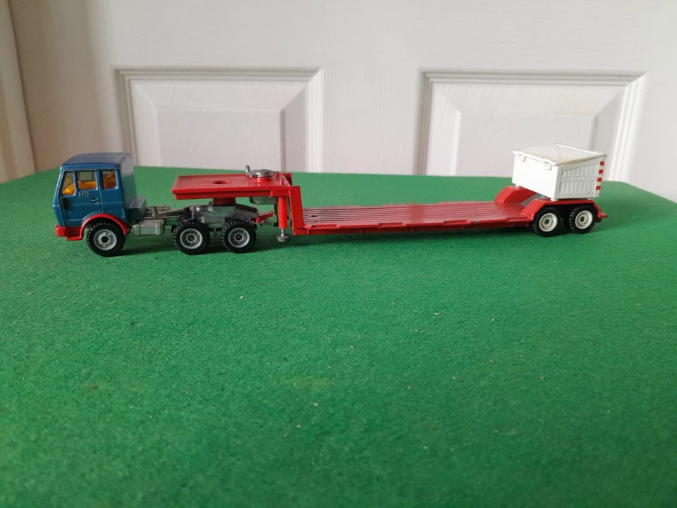 SIKU TOYS GERMANY MERCEDES TRACTOR UNIT & LOW LOADER TRAILER NO MIRRORS - Image 2 of 4
