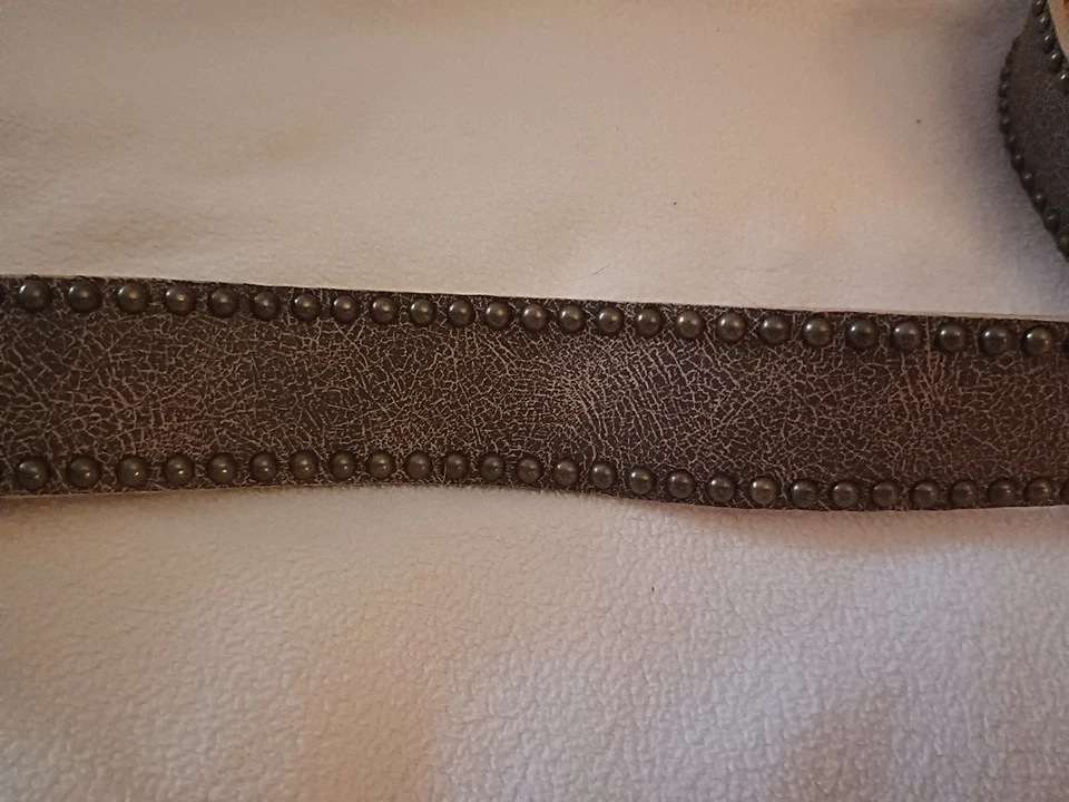 CINTURÓN DE CUERO ROCK CONCHO/PIEDRA CORAL AÑOS 70 CON PATRÓN FLORAL MECANIZADO TALLA L 36  Foto 3 de 4