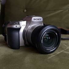 Sony Alpha  300 DSLR 18-70mm f/3.5-5.6  BAG  EXTRA BATTERY  CHARGER