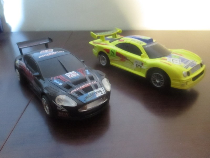 1/32 vintage analog slot cars. hornby? runs mercedes benz - aston martin