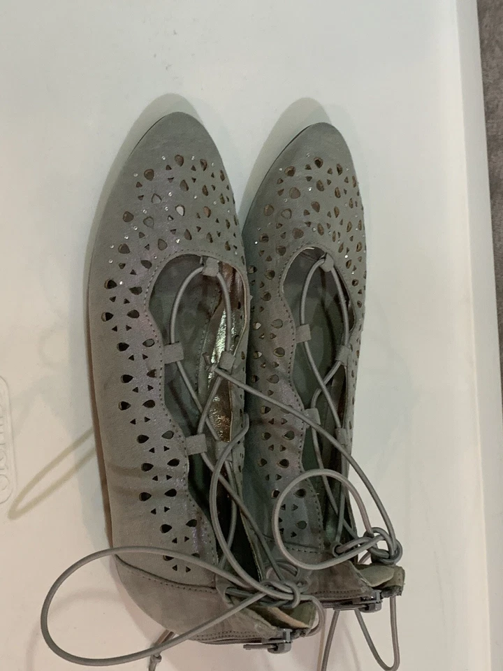 Zapatos planos Justice Girls talla 2 plateados brillantes con tiras recortes con joyas cremallera trasera Foto 4 de 4