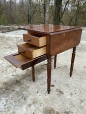 Petit table en placage de noyer du 19ème siècle _ 69 cm de hauteur 