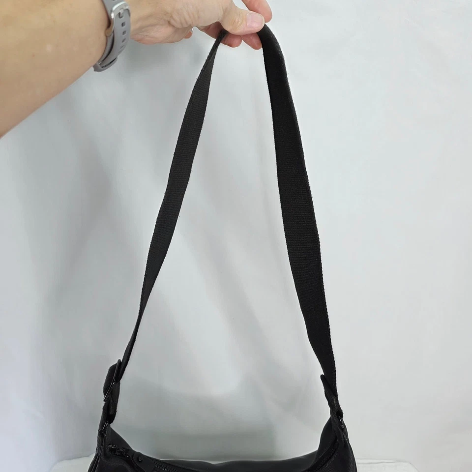 Bolso de hombro cruzado Lacoste negro para mujer ajustable forrado con correa cremallera superior Foto 2 de 4