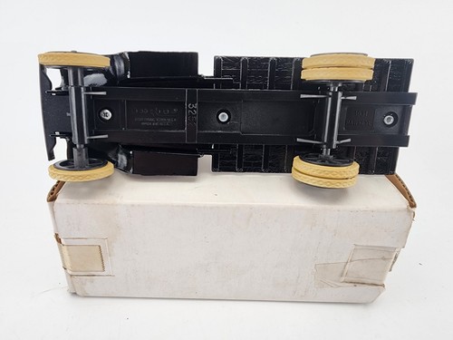 Ertl 1931 Hawkeye 7" Flatbed Truck - Picture 3 of 7