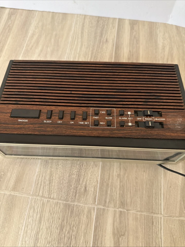 Realistic Chronomatic 245 AM FM Dual Alarm Clock Radio Wood Grain - Image 2 of 4