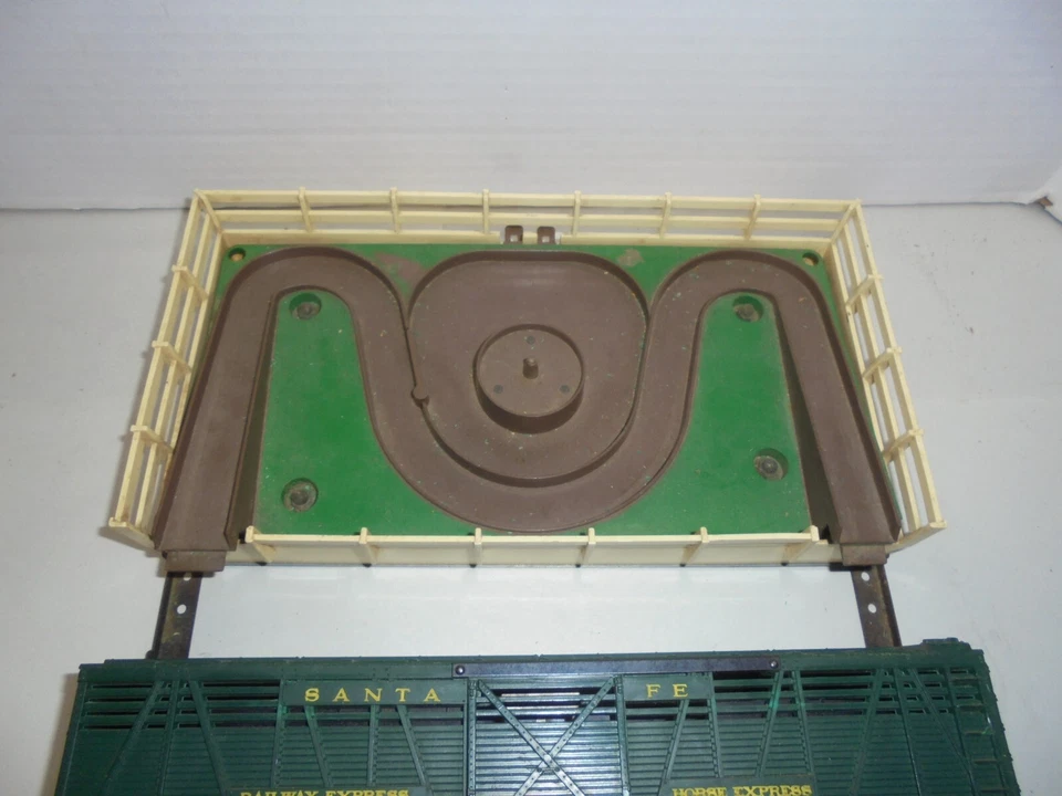 LIONEL 3356 HORSE CAR AND CORRAL O GAUGE TRAINS POSTWAR 1956 - Image 4 of 4