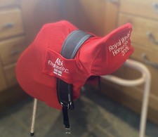 Housse de selle GP rouge personnalisée brodée sur boucles arrière et circonférence