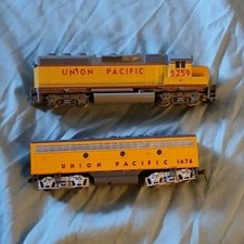 Union Pacific Railroad Locomotive 5259 Car 1476 Mixed Lot Yellow Gray Red