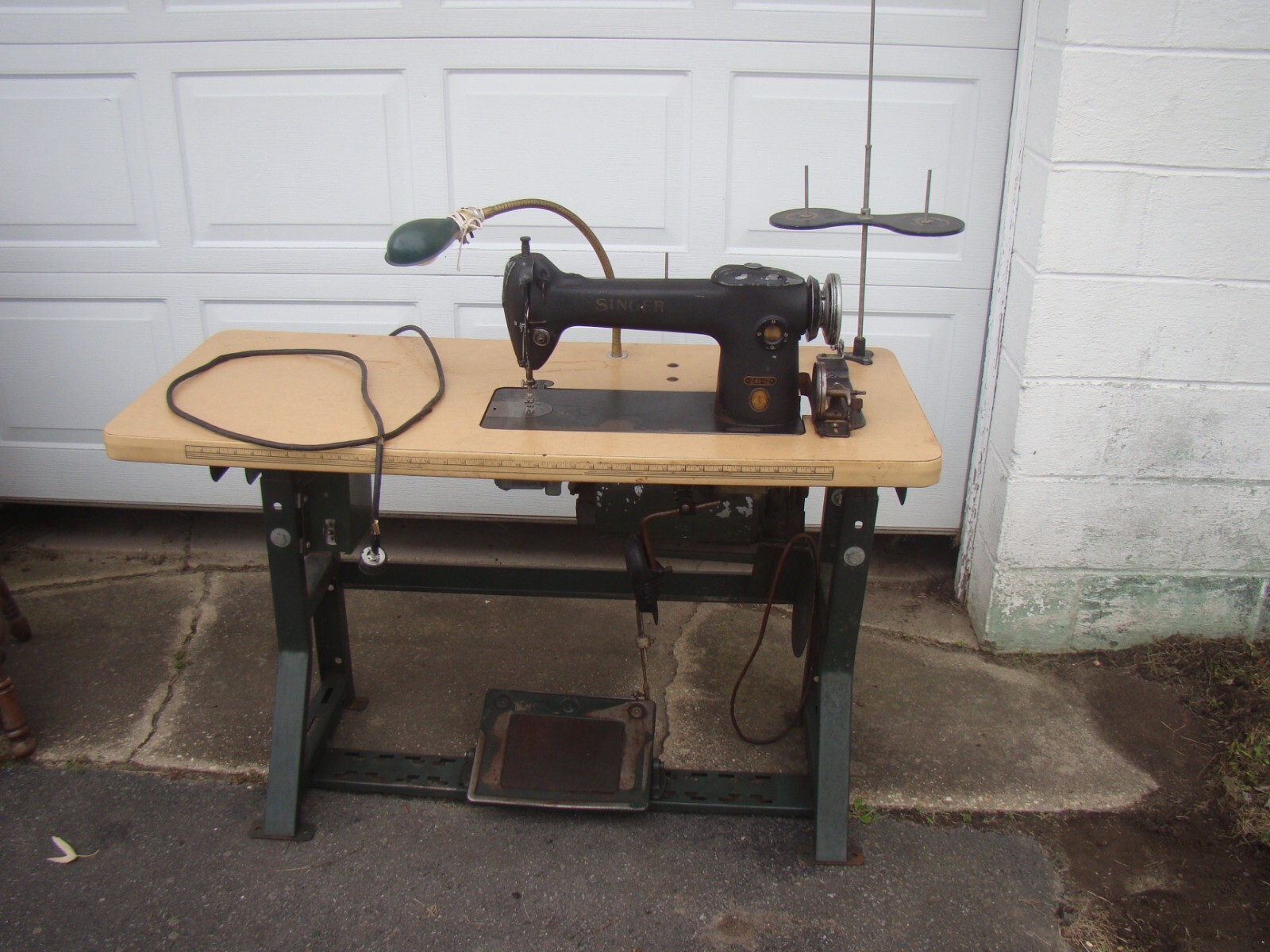 Vtg SINGER 24112 SINGLE NEEDLE INDUSTRIAL SEWING MACHINE w/ TABLE