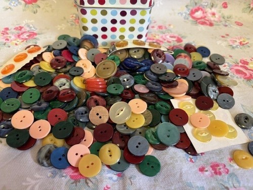 Spotty Tin Containing - 300 Vintage Fish Eye Buttons Mix Range of Colours - Picture 5 of 5