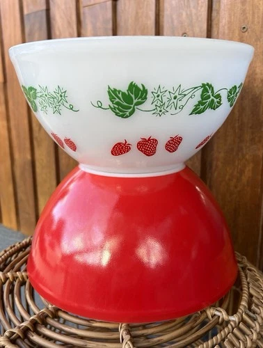 Vintage Retro Agee Pyrex Strawberry Design & Red 8 Inch Mixing Bowls X2