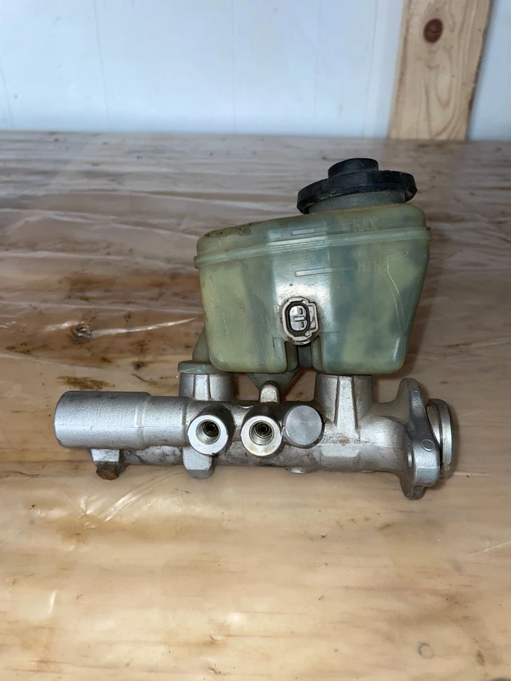 Toyota 4Runner Sr5 1996-2002 OEM cilindro maestro de freno con depósito de líquido Foto 3 de 4