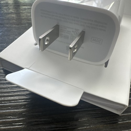 Genuine Apple USB-C 20W Power Adapter - Open Box MHJA3AM/A - Photo 8 sur 8