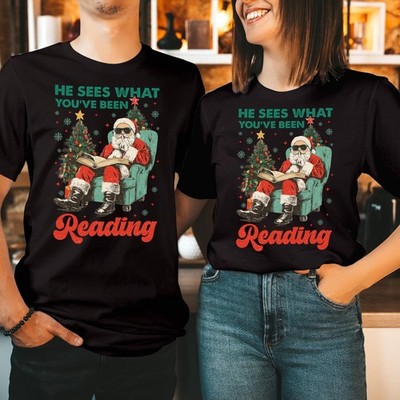 Lustiges Bookish Santa Weihnachtsshirt Er sieht, was du gelesen hast Geschenk T-X36