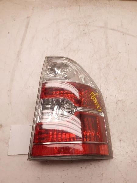 04-06 MONTAJE LUZ TRASERA DERECHA LADO PASAJERO ACURA MDX Foto 3 de 4
