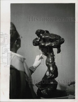 1969 Press Photo A visitor admiring a Rodin sculpture at the Museum of Fine Arts