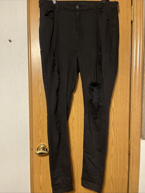 Women’s Plus Fashion Nova Black Distressed Skinny Jeans (Size 2X)
