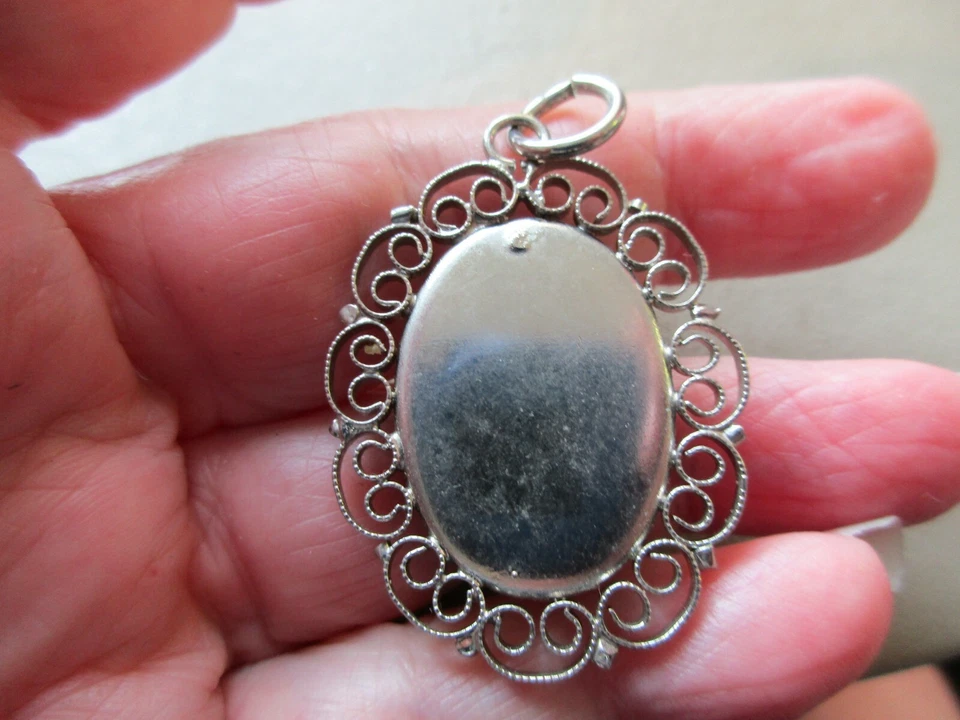 BONITO COLLAR COLGANTE DE PIEDRA PULIDA DE ÓNIX O MÁRMOL VERDE DE COLECCIÓN TONO PLATEADO  Foto 2 de 3