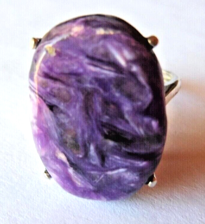 Bague en charoite surélevée en argent massif le cadeau d'anniversaire idéal