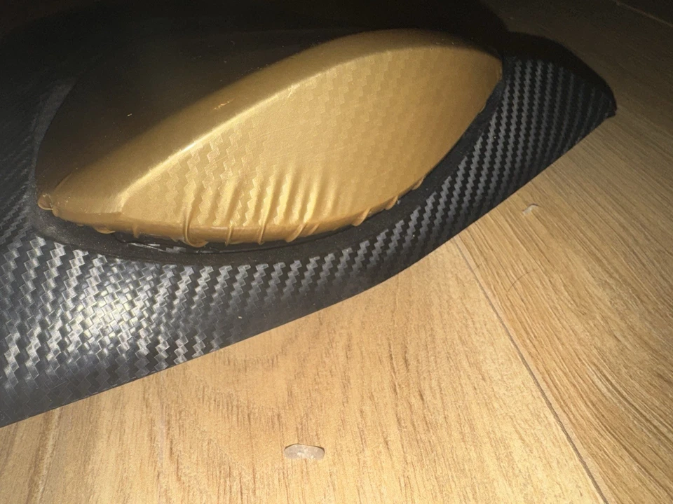 Capuz de assento traseiro Honda CBR600RR 2007–2012 – Envoltório de vinil aparência de carbono (centro dourado) - Imagem 4 de 4