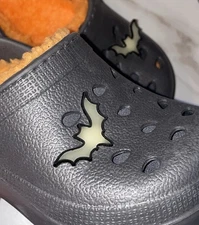 Toddler HALLOWEEN Fuzzy Lined Clogs Bat Charm Size 4/5 – Black Slip On Shoes NEW