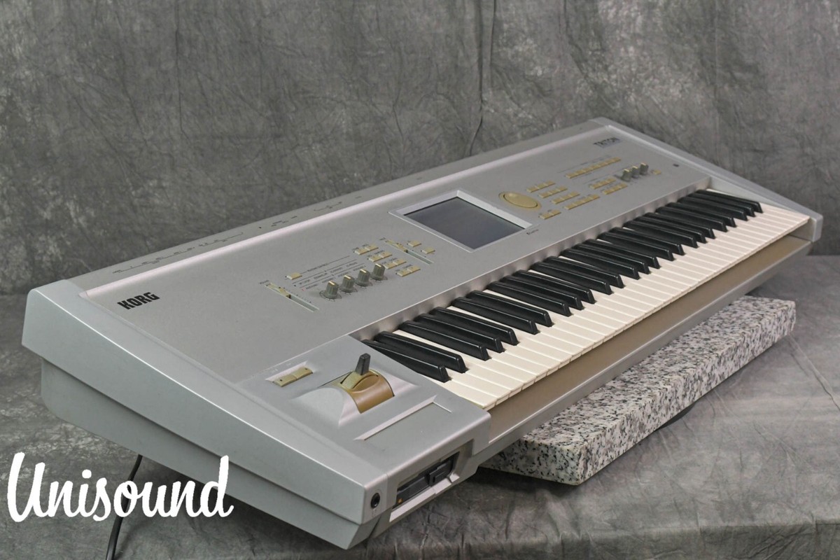 KORG TRITON 61-Key Music Workstation Synthesizer in Very