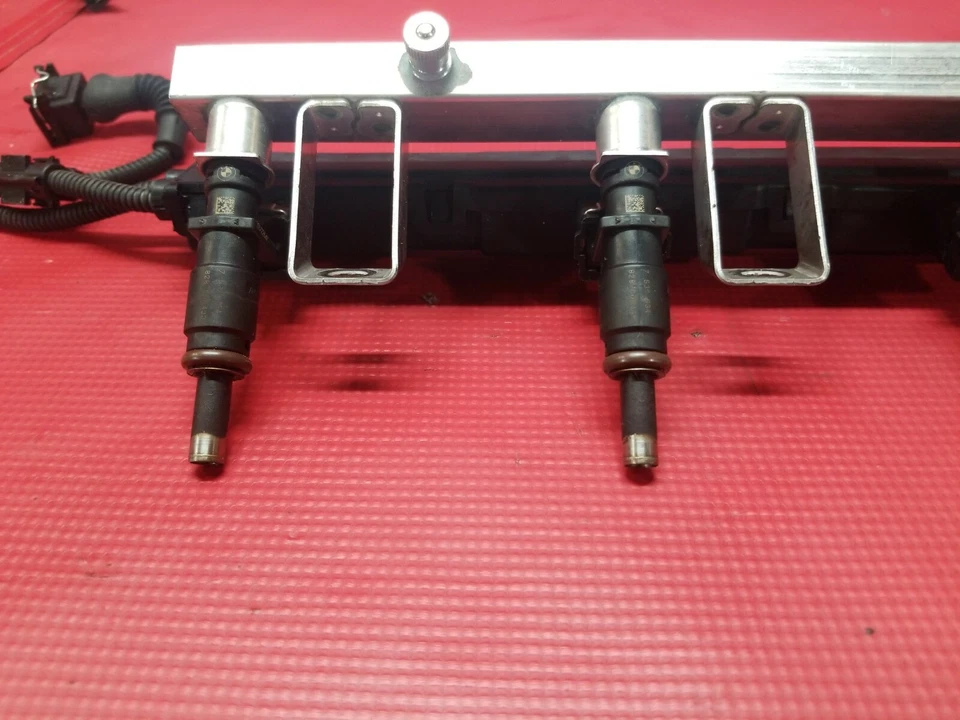 BMW E60 525i 525xi 2004-2010 528i 528xi 530i 530xi riel de combustible OEM Foto 2 de 4