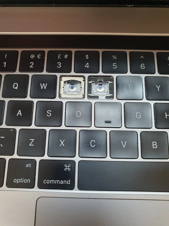 A1707 Apple MacBook Pro 15" i7 16GB 256GB Silver Monterey 2016 Grade D EA0612 - Image 3 of 4