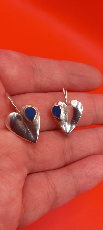 Brincos de prata esterlina com gancho em forma de coração e pedra de lápis-lazúli embutida assinada - Imagem 3 de 4