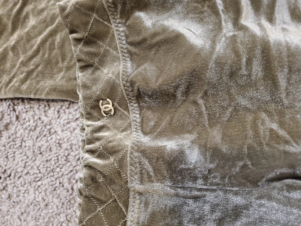 Pantalones pequeños vintage de terciopelo verde oliva CHANEL suaves y cómodos Foto 2 de 4
